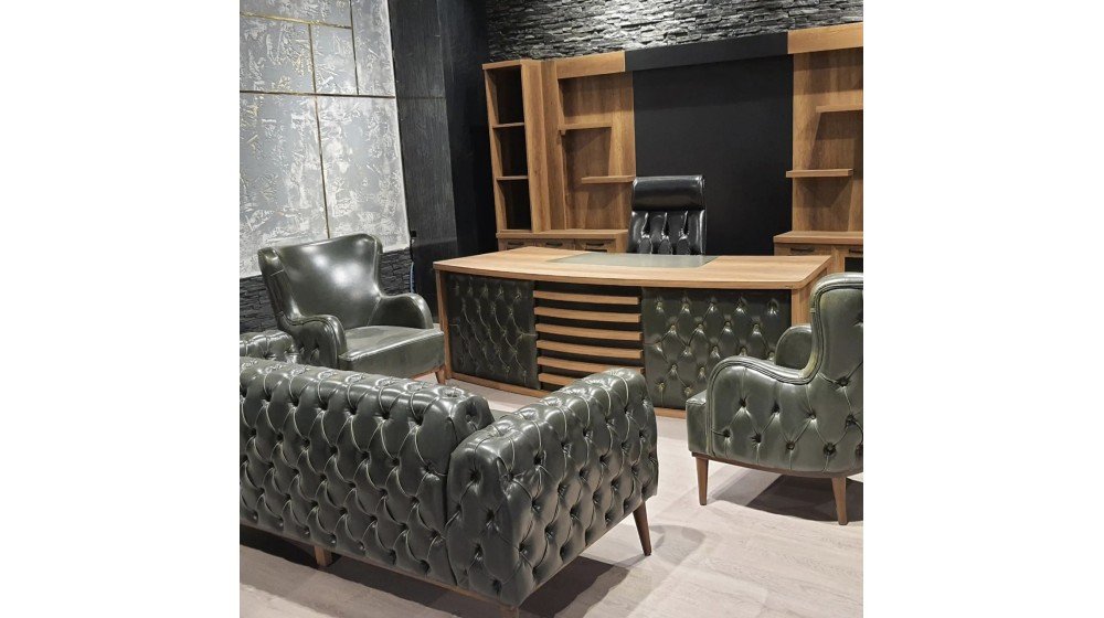 C serisi klasik yönetici masa takımı, ceviz rengi, deri sümenli ve çıtalı detayları ile ofis ortamında A serisi Chester koltuklar ile sergileniyor.